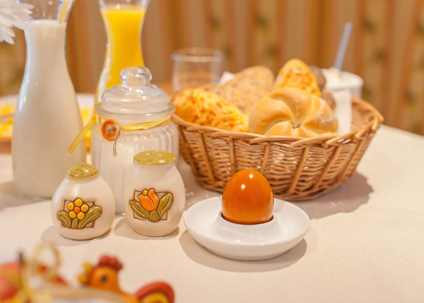 Frisches Gebäck und gekochtes Ei