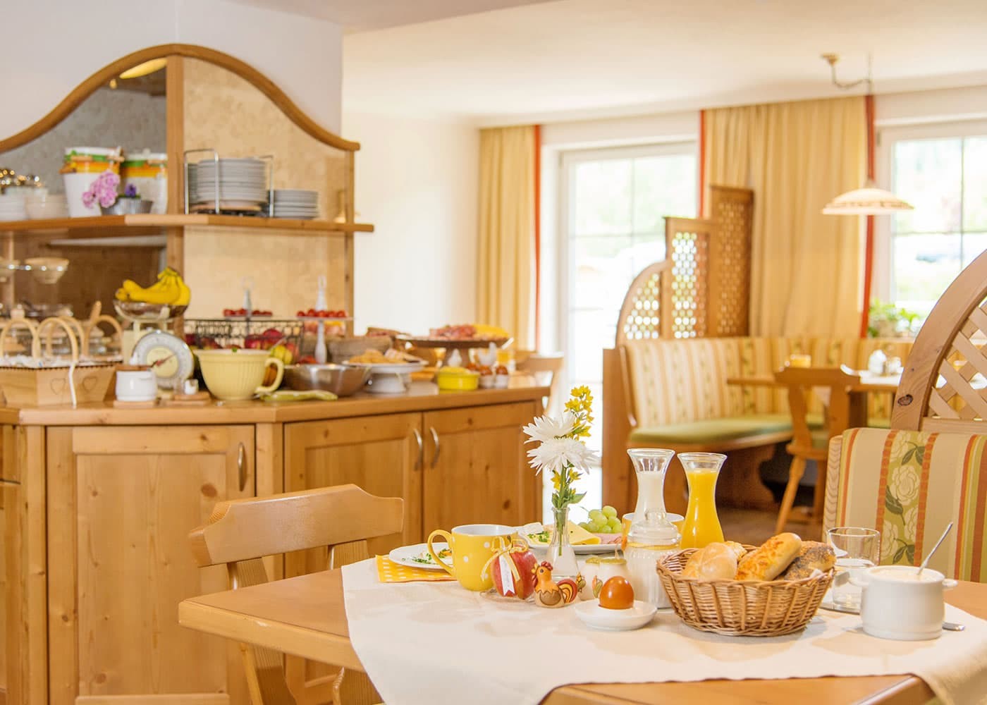 Gedeckter Frühstückstisch