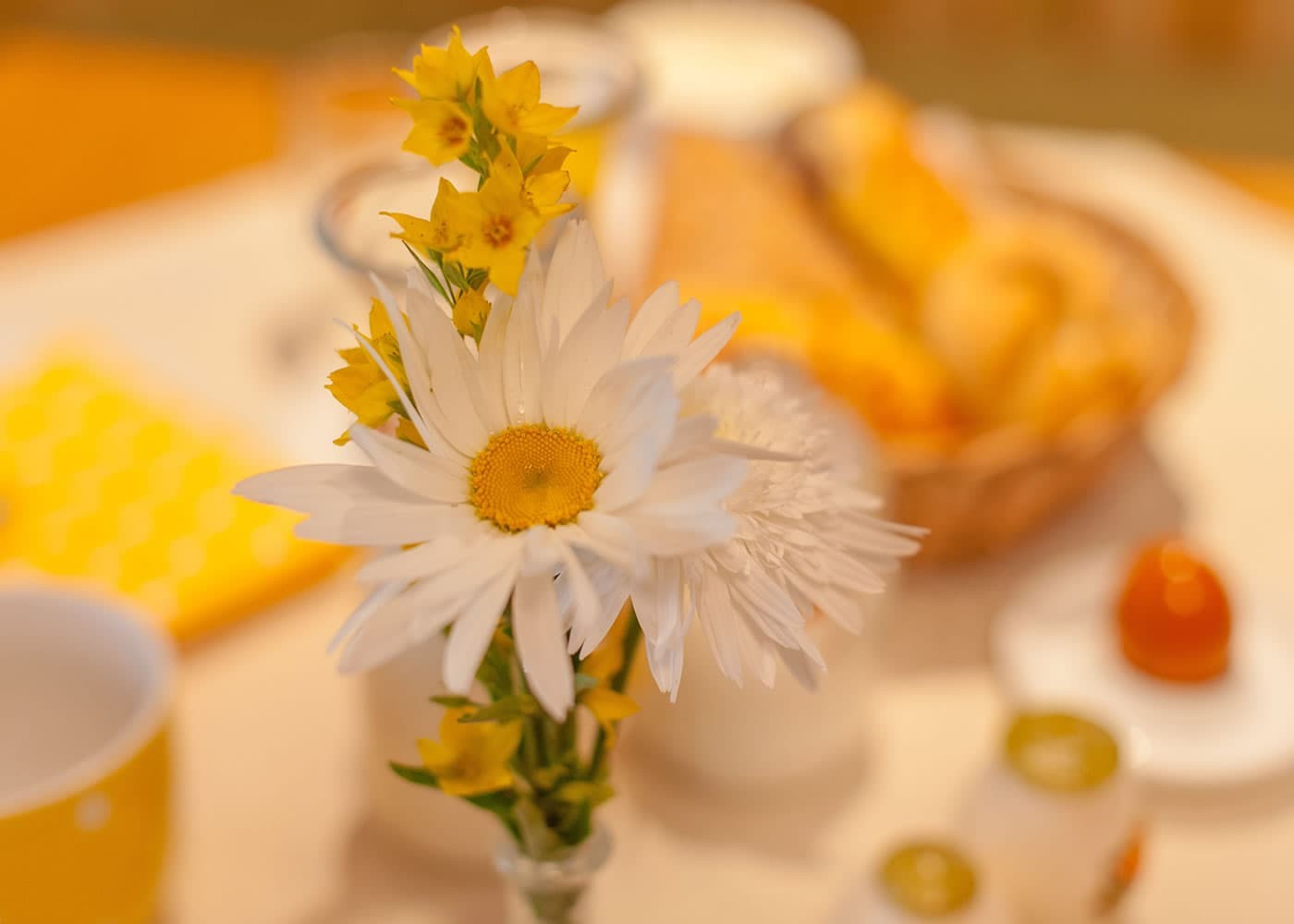 Blumen am Frühstückstisch