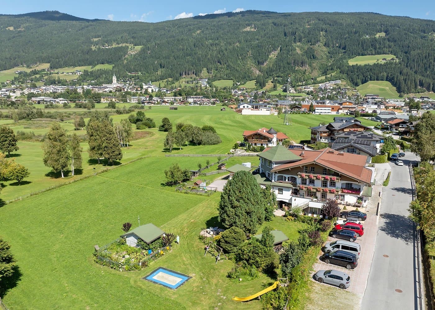 Drohnenaufnahme Bed & Breakfast Hubengut und danabenliegender Golfplatz Radstadt