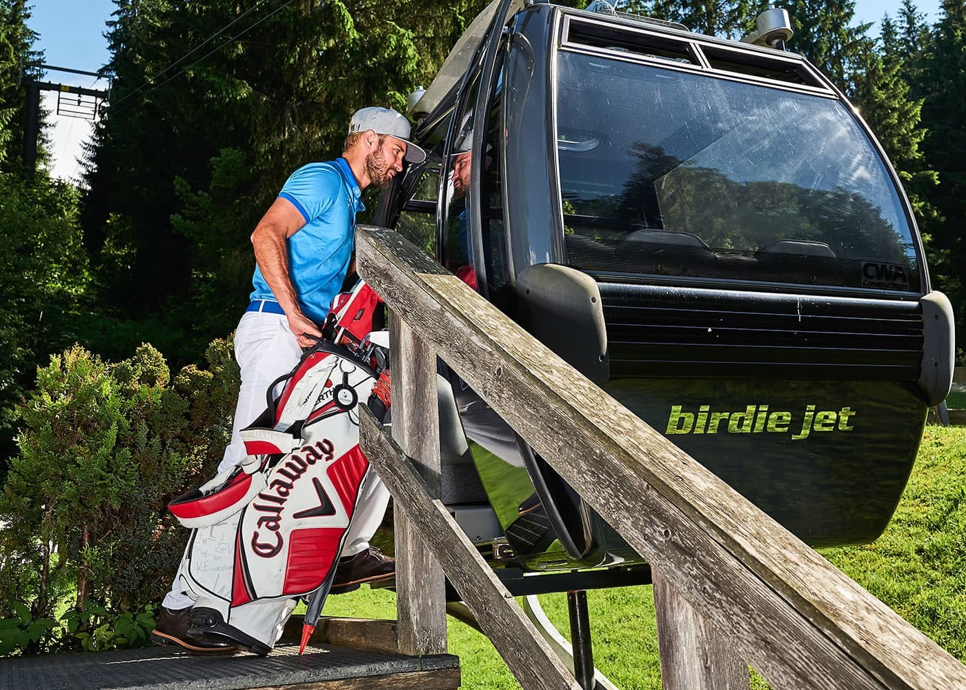 Golfer steigt in die Golfgondel ein © TVB Radstadt, Armin Walcher