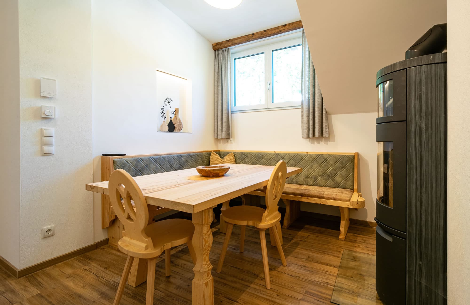 Gemütlicher Wohnbereich mit großem Esstisch Apartment im Ferienhaus DoppelHerz