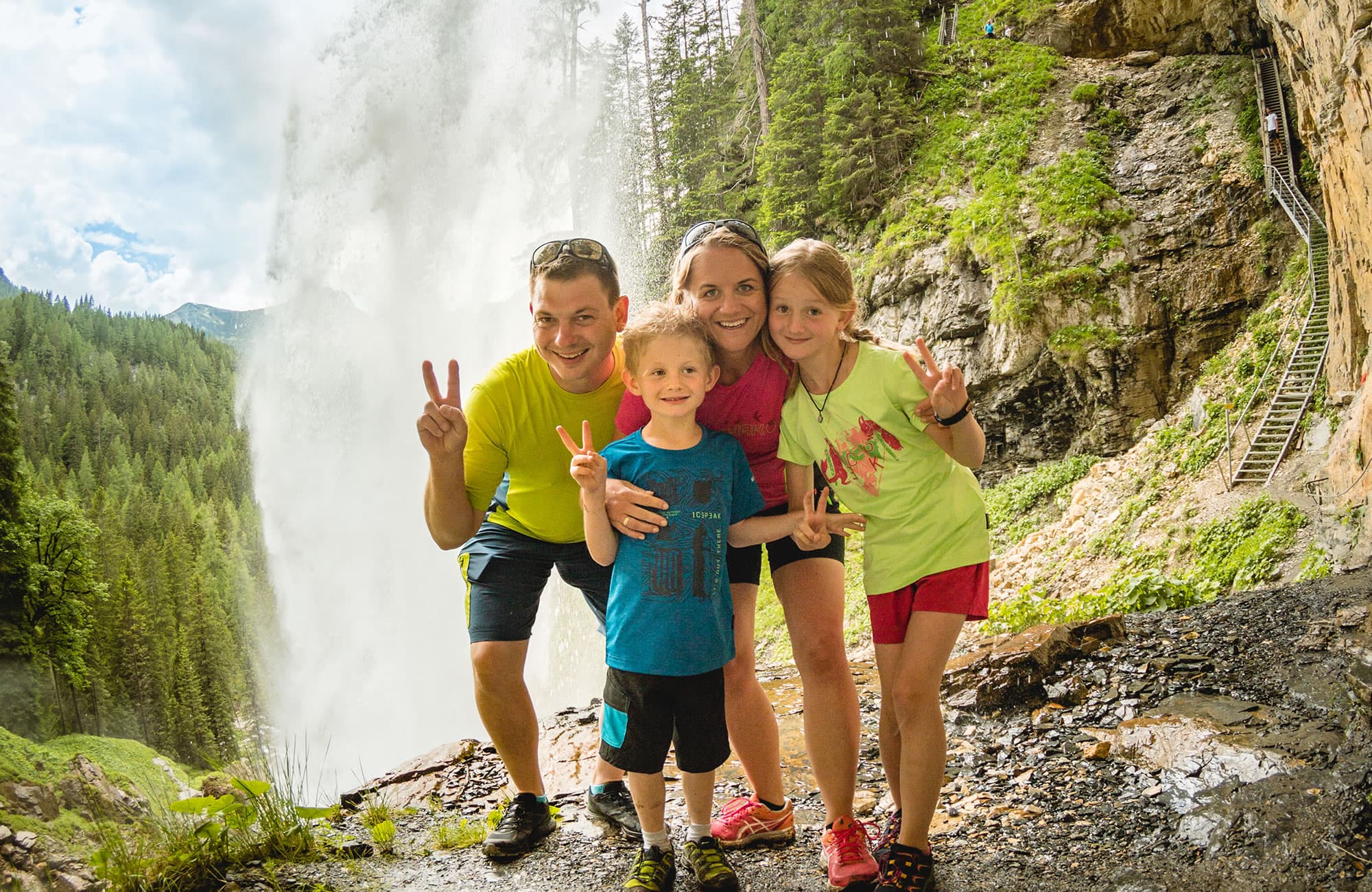 Ausflug mit der Familie zum Johanneswasserfall in der Gnadenalm