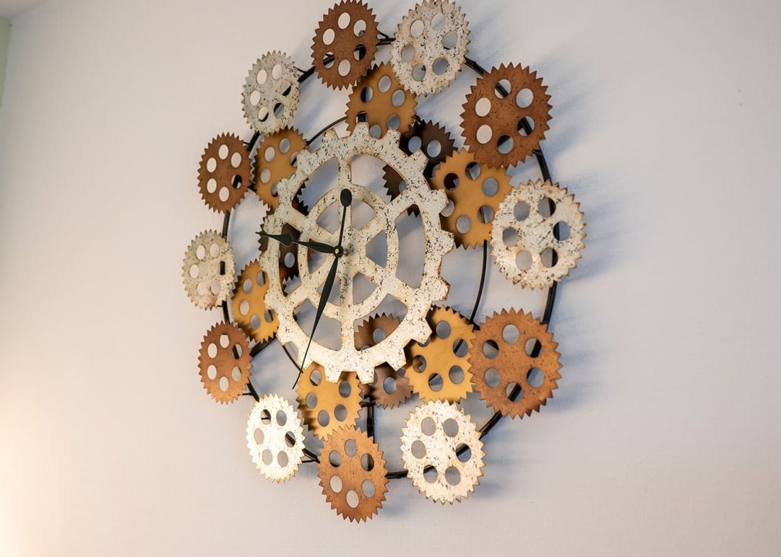 Decorative wall clock in the wellness area